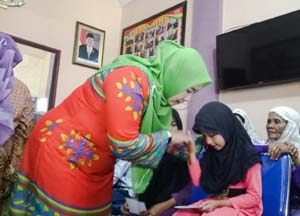 Ketua K3S Inhil Serahkan Bantuan Kursi Roda dan Sembako